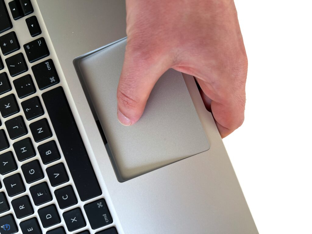demonter-trackpad-macbook-air-A1466