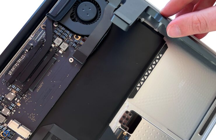 retirer-haut-parleur-gauche-A1466